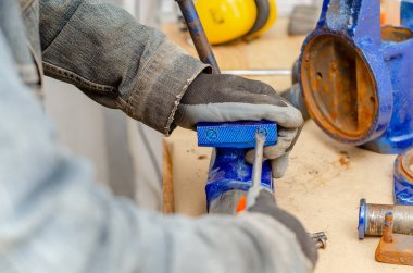 İşçi atölyedeki eski metal ahlaksızlığını söktü