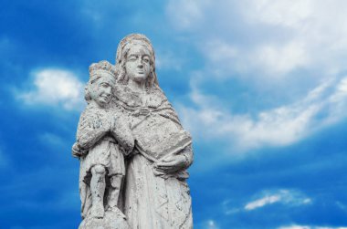 Mavi arka planda antik Hıristiyan heykeli