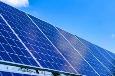 Mavi gökyüzü arka plan üzerinde güneş panelleri