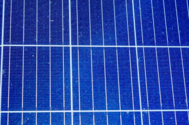 Mavi gökyüzü arka plan üzerinde güneş panelleri