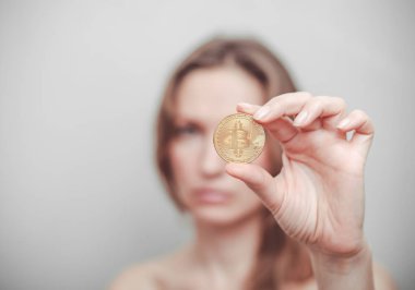 Kadın, arka planda Bitcoin gösteriyor.