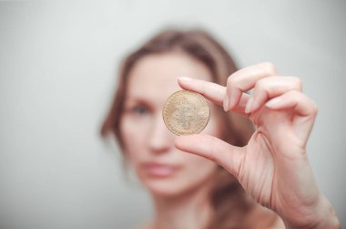 Kadın, arka planda Bitcoin gösteriyor.