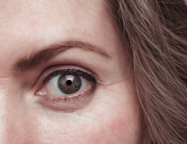 Kadın gözü kapat, yakın görüş