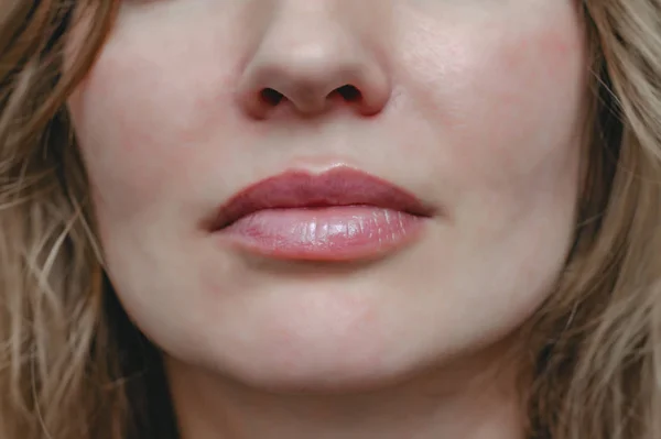 Lips vrouw close-up uitzicht in de buurt — Stockfoto