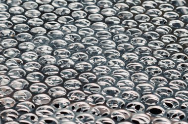 Lazer kesimli daireleri olan metal levhalar. Sanayi geçmişi.