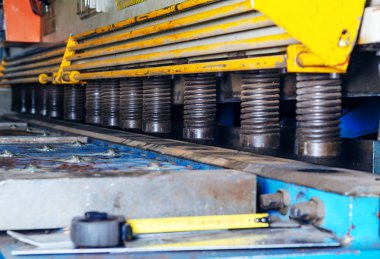 Metal bükme makinesinin bir parçası.