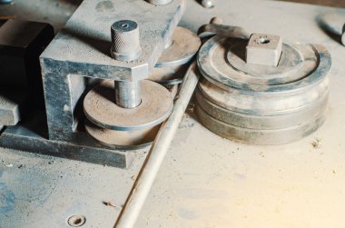 Eski atölyedeki boru bükme makinesi.