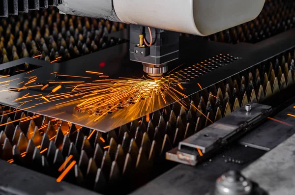 Lazer makinesi metal bir levhayı keser..