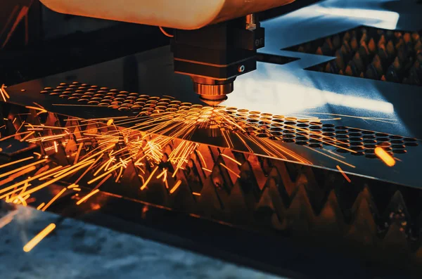 Folha de metal de corte a laser CNC de alta precisão — Fotografia de Stock