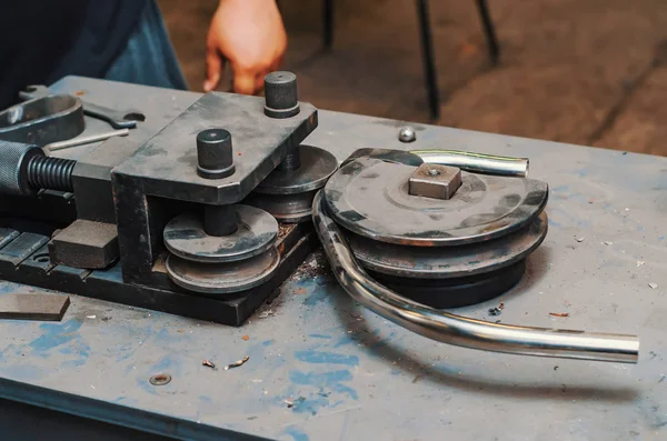 Máquina de dobra de tubos na oficina antiga — Fotografia de Stock