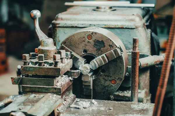 Caliper of an old lathe with a clamped part — Stockfoto