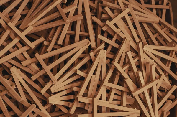 Bir sürü ahşap telefon yığını var.