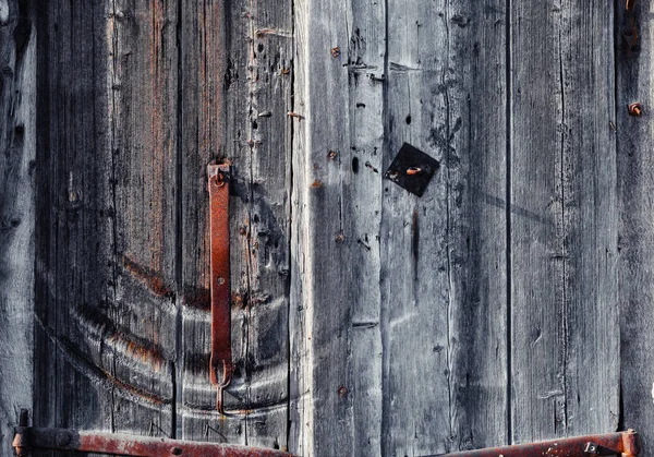 Mango de cerrojo oxidado viejo en una puerta de madera envejecida — Foto de Stock