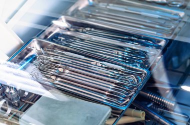 Diş aletleri dezenfektandaki tepsilerde, UV ışığında