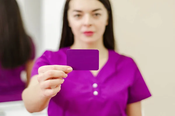 Mujer muestra púrpura tarjeta de visita — Foto de Stock