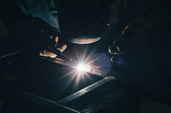 Soldagem de um produto metálico em oficina de metal. Brilho brilhante de um arco elétrico. Fabricação de suportes metálicos — Fotografia de Stock