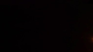 Çok renkli Noel çelenkleri karmakarışık.