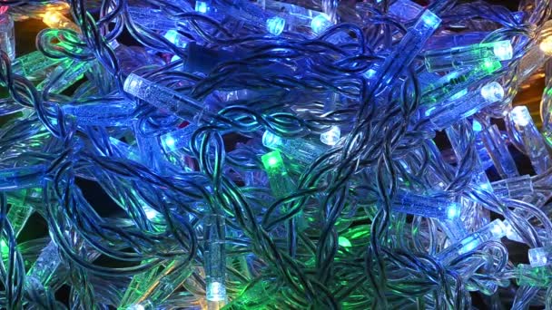 Guirlandes de Noël multicolores sont enchevêtrées dans chaotique 