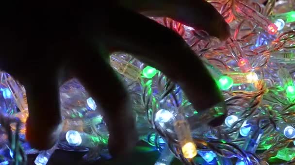 Guirlandes de Noël multicolores sont enchevêtrées dans chaotique 