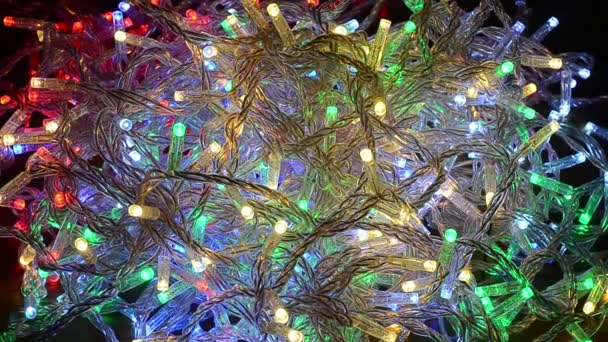 Guirlandes de Noël multicolores sont enchevêtrées dans chaotique 