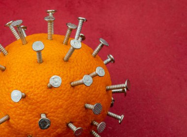 Virüsün kavramsal görüntüsü. Çivili bir portakal. Virüsün yakın plan taklidi. Çin salgını. Sağlık tehlikesi.