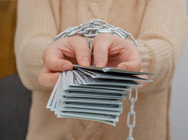 Frauenhände Stahlketten Halten Papierdollar Finanzkrisenkonzept Sklaverei Hypothek — Stockfoto
