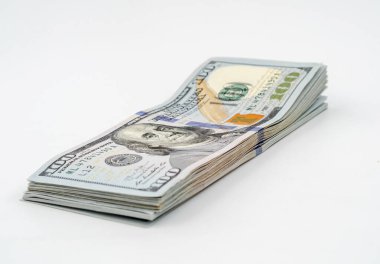 Bir yığın Amerikan doları. Beyaz arkaplanda yakın plan