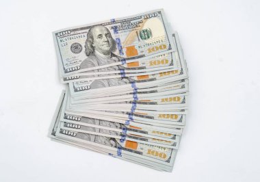 Bir yığın Amerikan doları. Beyaz arkaplanda yakın plan