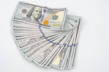 Bir yığın Amerikan doları. Beyaz arkaplanda yakın plan