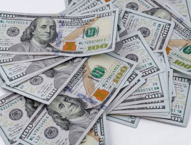 Dağınık Amerikan doları. Beyaz arkaplanda yakın plan