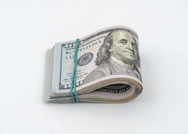 Para için lastik bantla bağlanmış bir yığın Amerikan doları.