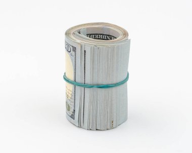 Para için lastik bantla bağlanmış bir yığın Amerikan doları.