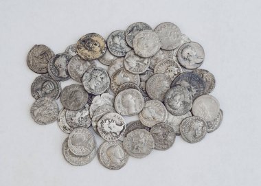 Antika Roma paraları, beyaz arka planda küçük bir yığın para.