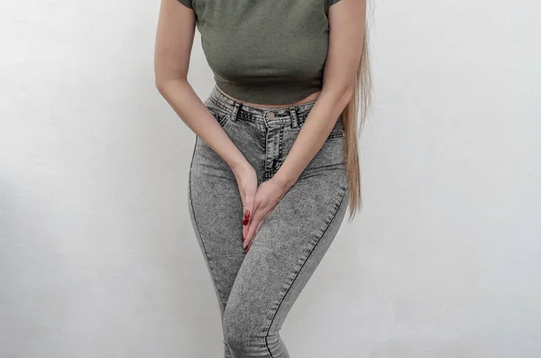Joven Chica Delgada Jeans Sostiene Las Manos Presionadas Entre Sus —  Fotos de Stock