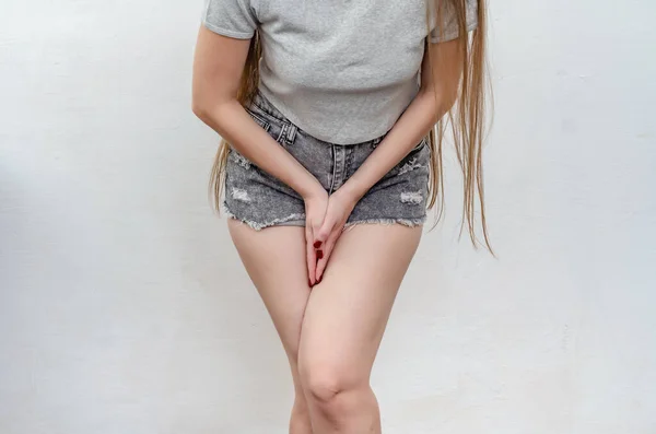 Mujer Joven Pantalones Cortos Una Camiseta Está Experimentando Dolor Útero — Foto de Stock