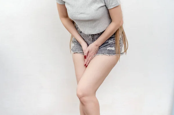 Junge Frau Jeans Shorts Die Hände Zwischen Den Beinen Braucht — Stockfoto