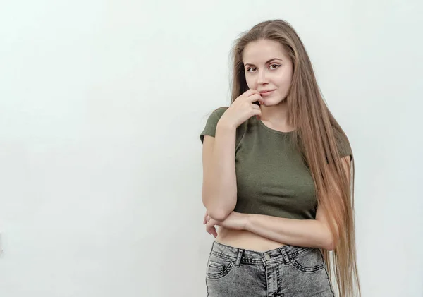 Mädchen Mit Langen Haaren Sieht Verwirrt Aus Die Hand Gesicht — Stockfoto