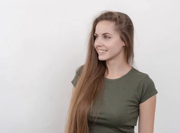 Nettes Mädchen Mit Langen Haaren Schaut Nachdenklich Nach Links — Stockfoto