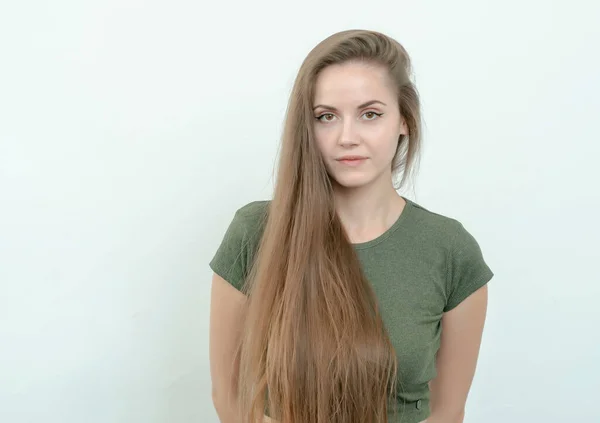 Nettes Mädchen Mit Langen Haaren Schaut Nachdenklich Nach Links — Stockfoto