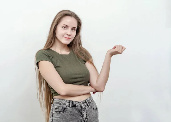 Fröhlich Ironisches Mädchen Mit Langen Haaren Lächelt Die Kamera — Stockfoto