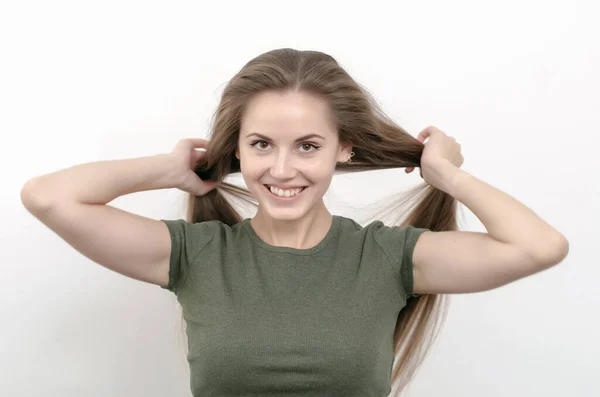 Gülümseyen Kız Saçını Düzeltir Kuyruğunu Paylaşır — Stok fotoğraf