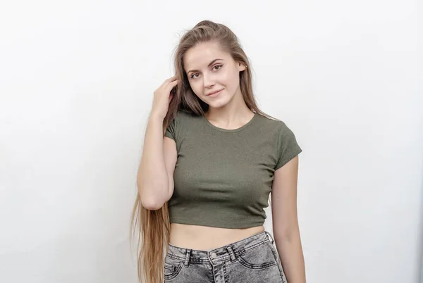Nettes Mädchen Mit Schönen Brüsten Grünem Shirt Posiert Vor Der — Stockfoto