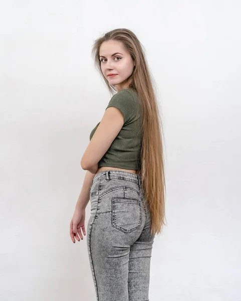 Nettes Mädchen Jeans Zeigt Lange Blonde Haare — Stockfoto