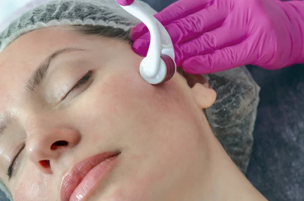 Cosmetologist Executa Massagem Facial Usando Mesoscooter Mulher Salão Beleza Durante — Fotografia de Stock