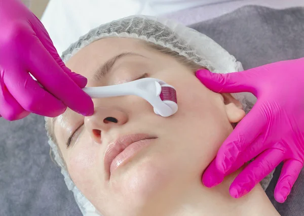 Kosmetolog Utför Ansiktsmassage Med Mesoscooter Kvinna Skönhetssalong Mesoterapi Förfarande Med — Stockfoto