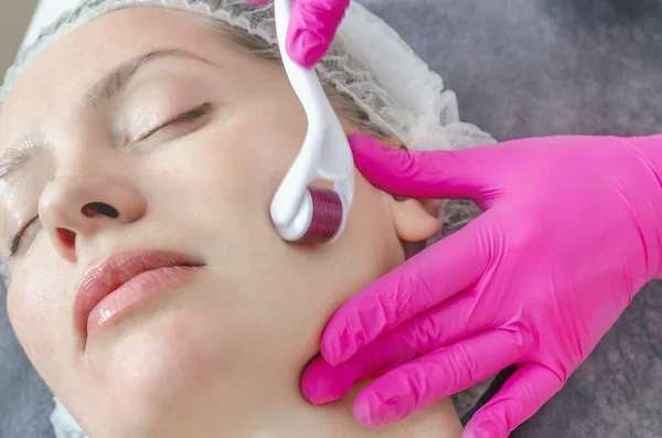 Cosmetoloog Voert Gezichtsmassage Met Behulp Van Mesoscooter Vrouw Schoonheidssalon Tijdens — Stockfoto