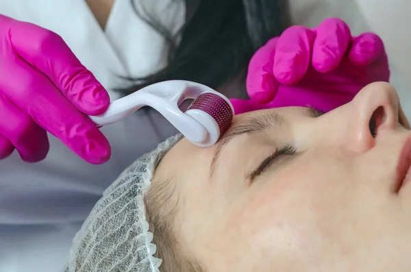 Kosmetisk Procedur Mesoterapi Skönhetssalong Med Mesoscooter Närbild Kvinnlig Rengöring Hudföryngring — Stockfoto