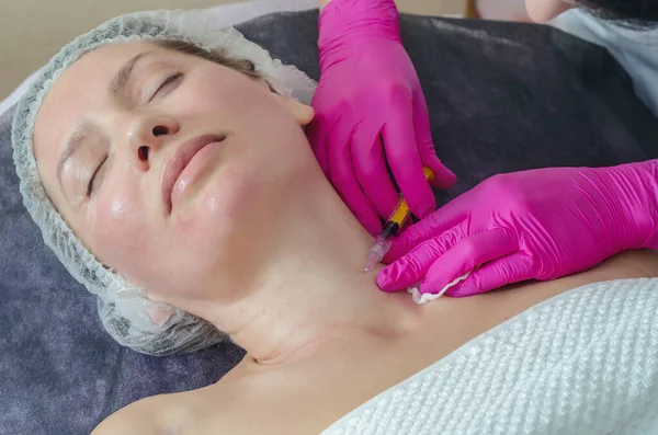 Mesoterapi Ansikte Och Hals Beautician Gör Injektion Skönhet Ansiktet Patienten — Stockfoto