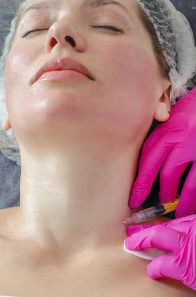 Mesoterapia Cara Cuello Esteticista Hace Inyección Belleza Cara Del Paciente — Foto de Stock