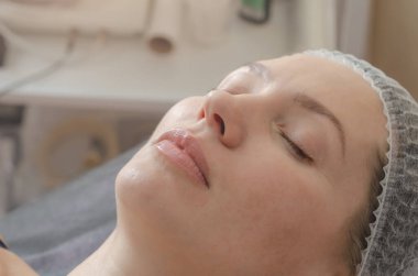 Kanepede güzellik salonundaki yakın plan kadın yüzü. Rahatlama, gençleşme..